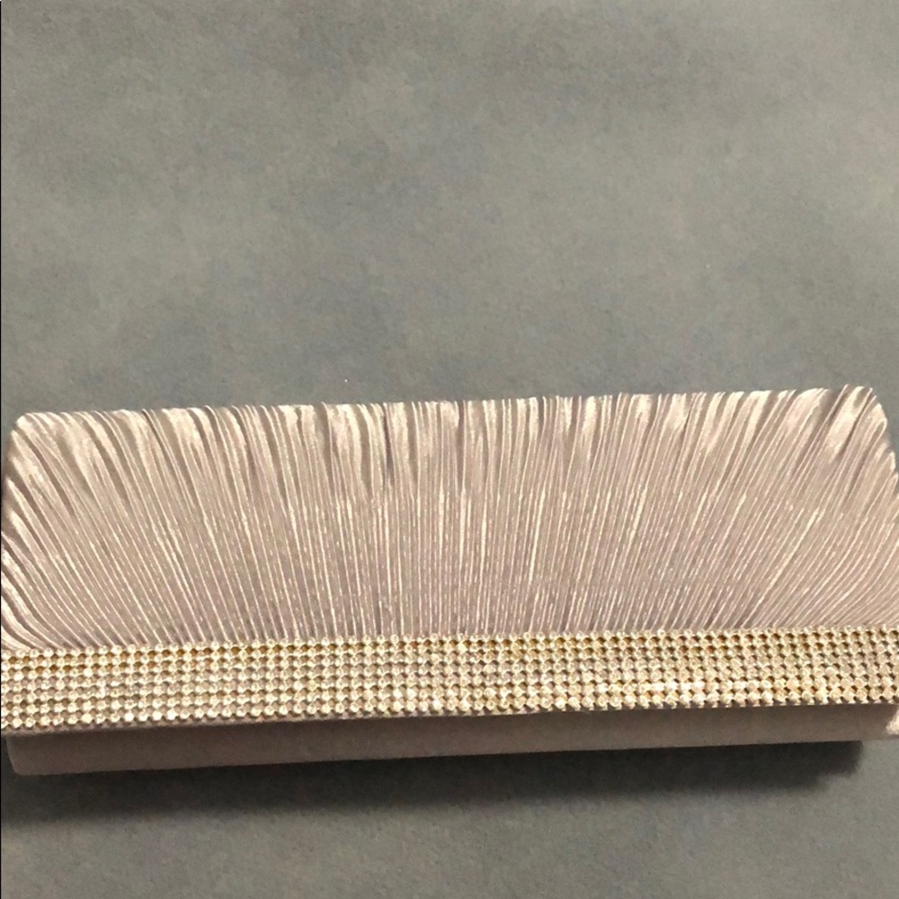 A sliver formal clutch